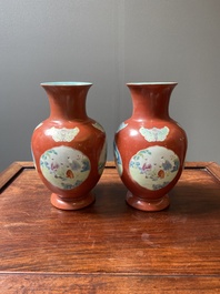 Een paar Chinese famille rose vazen met medaillons met spelende jongens op koraalrode fondkleur, 18/19e eeuw