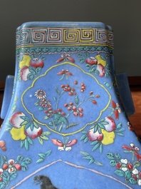 Vase de forme 'fanghu' en porcelaine de Chine famille rose sur fond bleu, marque et &eacute;poque de Guangxu