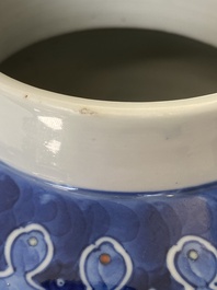 Een Chinese doucai vaas, Daoguang merk en periode