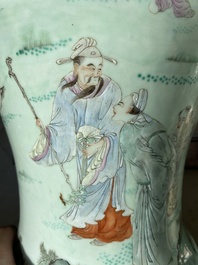 Een fraai paar Chinese famille rose vazen met een muzikant die de qin bespeelt, Qianlong merk, Republiek