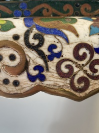 Mod&egrave;le d'un mouton debout en &eacute;maux cloisonn&eacute;s sur socle de forme rectangulaire &agrave; inscription arabe, Chine, Qing