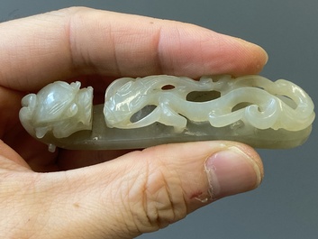Twee Chinese riemhaken in witte jade, Qing