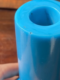 Vase de forme bouteille en verre de P&eacute;kin bleu turquoise, Chine, marque et &eacute;poque de Qianlong