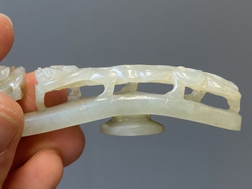 Twee Chinese riemhaken in witte jade, Qing