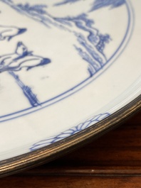 Plat en porcelaine de Chine en bleu et blanc &agrave; d&eacute;cor des 'Huit chevaux de Mu Wang' &agrave; monture en argent, Kangxi/Yongzheng