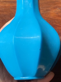Vase de forme bouteille &agrave; facettes en verre de P&eacute;kin en bleu turquoise, Chine, marque et &eacute;poque de Qianlong