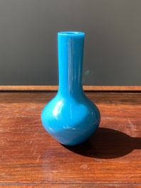 Vase de forme bouteille en verre de P&eacute;kin bleu turquoise, Chine, marque et &eacute;poque de Qianlong