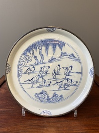 Plat en porcelaine de Chine en bleu et blanc &agrave; d&eacute;cor des 'Huit chevaux de Mu Wang' &agrave; monture en argent, Kangxi/Yongzheng