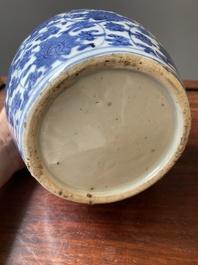 Vase de forme double gourde en porcelaine de Chine en bleu et blanc &agrave; d&eacute;cor de rinceaux de lotus, Jiajing/Wanli