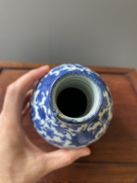 Vase de forme double gourde en porcelaine de Chine en bleu et blanc &agrave; d&eacute;cor de rinceaux de lotus, Jiajing/Wanli