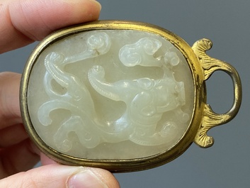 Vijf Chinese riemornamenten in witte jade, Qing