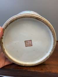 Een fraai paar Chinese famille rose vazen met een muzikant die de qin bespeelt, Qianlong merk, Republiek