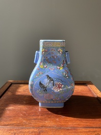 Vase de forme 'fanghu' en porcelaine de Chine famille rose sur fond bleu, marque et &eacute;poque de Guangxu