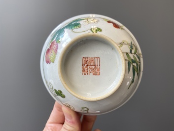 Paire de bols en porcelaine de Chine famille rose &agrave; d&eacute;cor de poires de baumier, marque et &eacute;poque de Daoguang