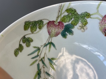 Paire de bols en porcelaine de Chine famille rose &agrave; d&eacute;cor de poires de baumier, marque et &eacute;poque de Daoguang