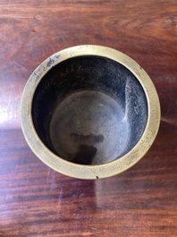 Rare br&ucirc;le-parfum tripod de forme cylindrique en bronze &agrave; inscription arabe, marque et &eacute;poque de Zhengde