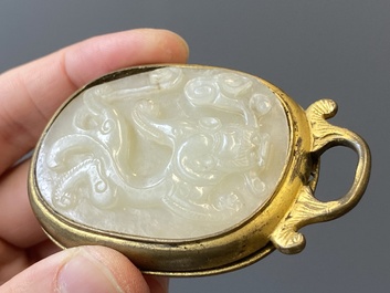 Vijf Chinese riemornamenten in witte jade, Qing