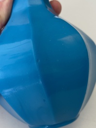 Vase de forme bouteille &agrave; facettes en verre de P&eacute;kin en bleu turquoise, Chine, marque et &eacute;poque de Qianlong