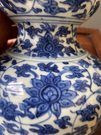 Vase de forme double gourde en porcelaine de Chine en bleu et blanc &agrave; d&eacute;cor de rinceaux de lotus, Jiajing/Wanli