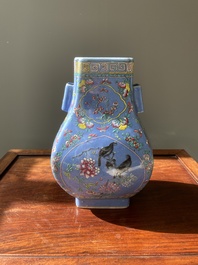 Vase de forme 'fanghu' en porcelaine de Chine famille rose sur fond bleu, marque et &eacute;poque de Guangxu