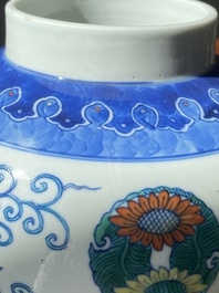 Een Chinese doucai vaas, Daoguang merk en periode