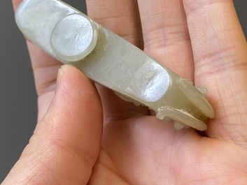 Twee Chinese riemhaken in witte jade, Qing