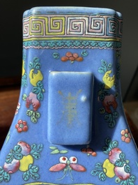 Vase de forme 'fanghu' en porcelaine de Chine famille rose sur fond bleu, marque et &eacute;poque de Guangxu