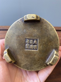 Rare br&ucirc;le-parfum tripod de forme cylindrique en bronze &agrave; inscription arabe, marque et &eacute;poque de Zhengde