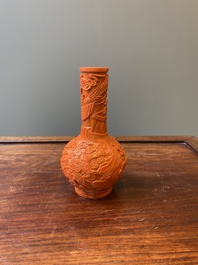 Vase de forme bouteille en verre de P&eacute;kin en rouge de corail, marque et probablement &eacute;poque de Daoguang