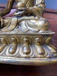 Bouddha de M&eacute;decine ou Bhaishajyaguru en bronze dor&eacute;, Sino-Tibet, 16&egrave;me