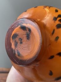 Vase de forme bouteille en verre de P&eacute;kin de couleur ambre tachet&eacute;, Chine, marque et &eacute;poque de Xianfeng