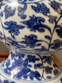 Vase de forme double gourde en porcelaine de Chine en bleu et blanc &agrave; d&eacute;cor de rinceaux de lotus, Jiajing/Wanli