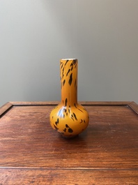 Vase de forme bouteille en verre de P&eacute;kin de couleur ambre tachet&eacute;, Chine, marque et &eacute;poque de Xianfeng