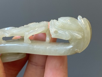 Twee Chinese riemhaken in witte jade, Qing