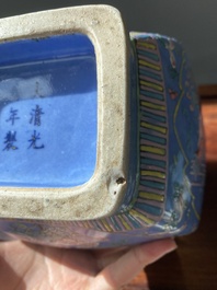 Vase de forme 'fanghu' en porcelaine de Chine famille rose sur fond bleu, marque et &eacute;poque de Guangxu