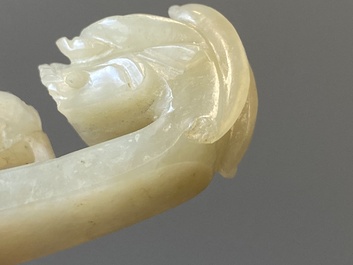 Twee Chinese riemhaken in witte jade, Qing