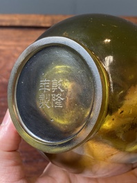 Rare vase de forme bouteille en verre de P&eacute;kin de couleur vert translucide, Chine, marque et &eacute;poque de Qianlong