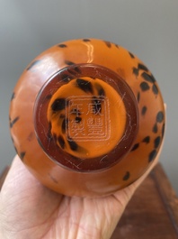 Vase de forme bouteille en verre de P&eacute;kin de couleur ambre tachet&eacute;, Chine, marque et &eacute;poque de Xianfeng