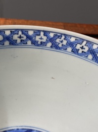 Een Chinese blauw-witte 'Acht onsterfelijken' kom, Wanli merk en periode