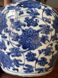 Vase de forme double gourde en porcelaine de Chine en bleu et blanc &agrave; d&eacute;cor de rinceaux de lotus, Jiajing/Wanli