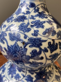 Vase de forme double gourde en porcelaine de Chine en bleu et blanc &agrave; d&eacute;cor de rinceaux de lotus, Jiajing/Wanli
