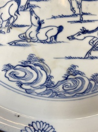 Plat en porcelaine de Chine en bleu et blanc &agrave; d&eacute;cor des 'Huit chevaux de Mu Wang' &agrave; monture en argent, Kangxi/Yongzheng