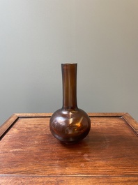 Rare vase de forme bouteille en verre de P&eacute;kin de couleur ambre translucide, Chine, marque et &eacute;poque de Qianlong