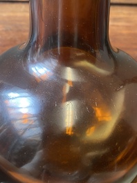 Rare vase de forme bouteille en verre de P&eacute;kin de couleur ambre translucide, Chine, marque et &eacute;poque de Qianlong