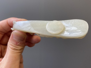 Twee Chinese riemhaken in witte jade, Qing