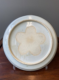 Plat en porcelaine de Chine en bleu et blanc &agrave; d&eacute;cor des 'Huit chevaux de Mu Wang' &agrave; monture en argent, Kangxi/Yongzheng
