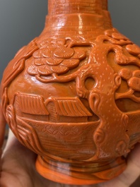Vase de forme bouteille en verre de P&eacute;kin en rouge de corail, marque et probablement &eacute;poque de Daoguang