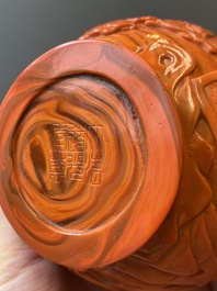 Vase de forme bouteille en verre de P&eacute;kin en rouge de corail, marque et probablement &eacute;poque de Daoguang
