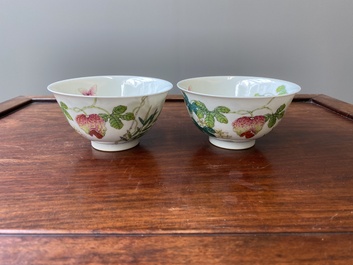 Paire de bols en porcelaine de Chine famille rose &agrave; d&eacute;cor de poires de baumier, marque et &eacute;poque de Daoguang