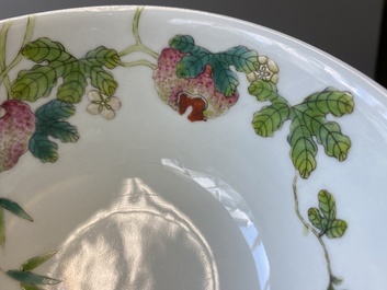 Paire de bols en porcelaine de Chine famille rose &agrave; d&eacute;cor de poires de baumier, marque et &eacute;poque de Daoguang